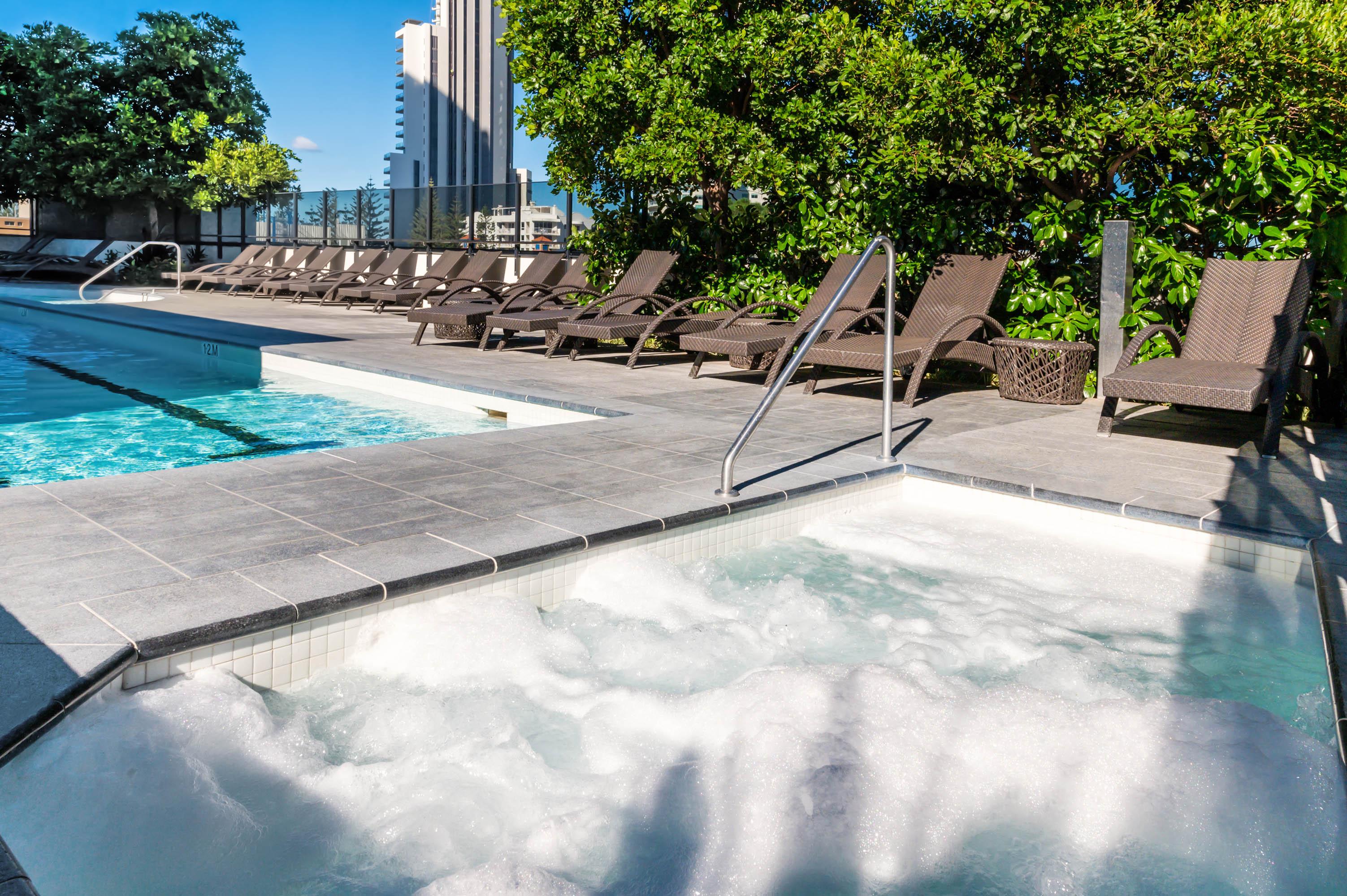 Peppers Broadbeach Голд-Кост Экстерьер фото The rooftop pool at the hotel
